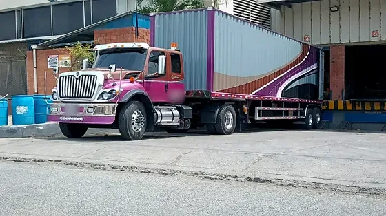 Tractomula en el muelle de cargue de una bodega